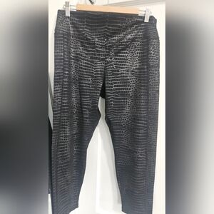 PINK Victoria's Secret Black Crocodile Print Leggings